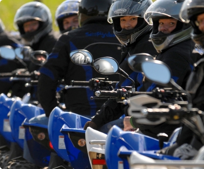 Gruppe auf Quads schaut nach hinten